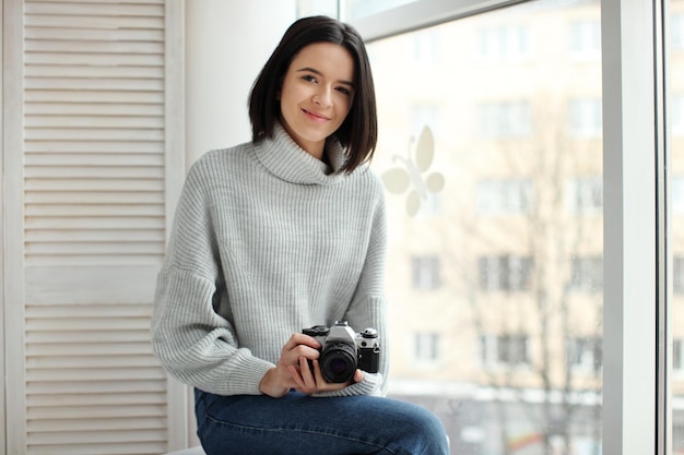 写真 レトロなカメラを持つ女性