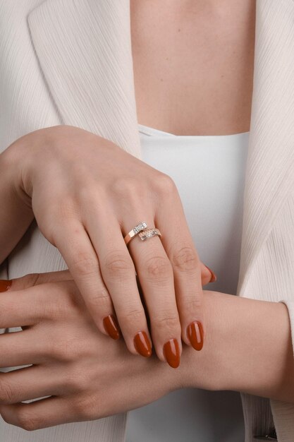 женщина с кольцом с надписью " карамель " на пальце
