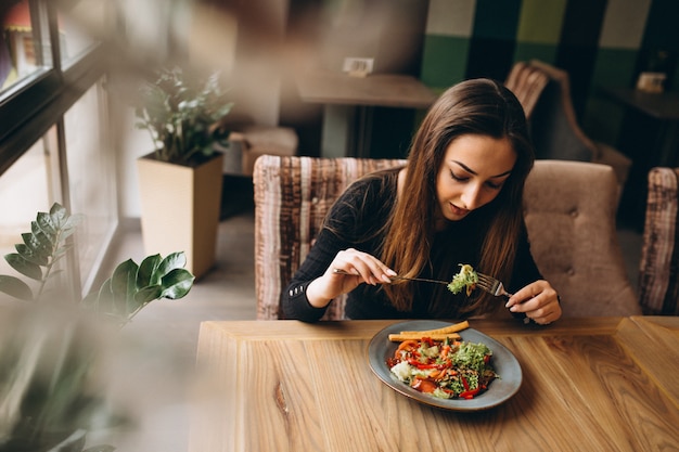 Donna con insalata