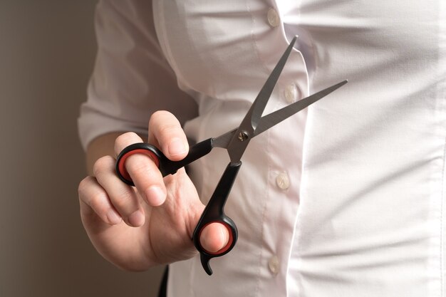 Photo a woman with scissors close up