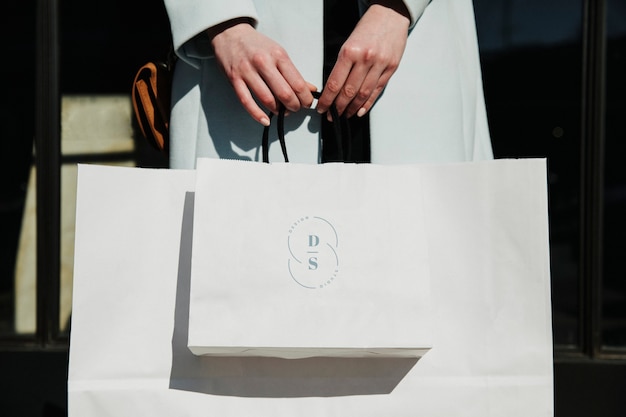 Foto donna con una borsa della spesa dopo una spesa sfrenata