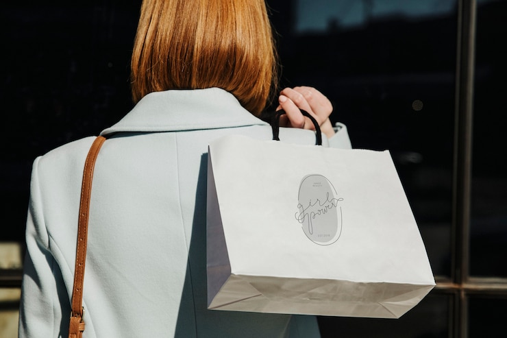 Photo woman with a shopping bag after a spending spree