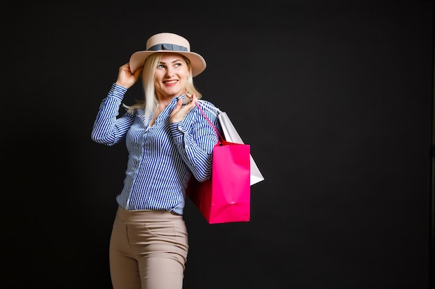 ブラックフライデーに買い物袋を持つ女性