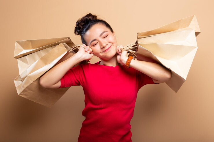 Photo 有購物袋的女人站在棕色背景下