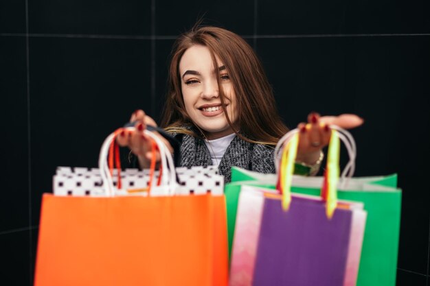 ショッピングバッグを持つ女性