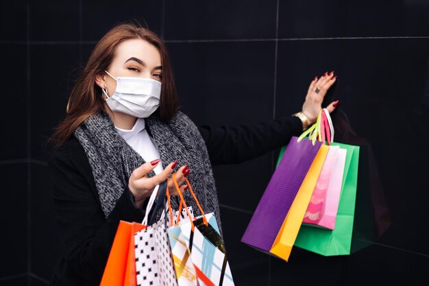 ショッピングバッグを持つ女性