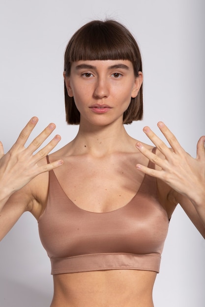 흰색에 고립 된 그녀의 손톱을 보여주는 짧은 헤어 스타일을 가진 여자, 포트폴리오 테스트 촬영 모델링