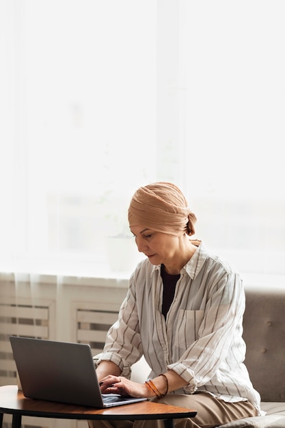 Photo woman with skin cancer spending time at home