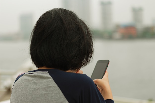 woman with smart phone 