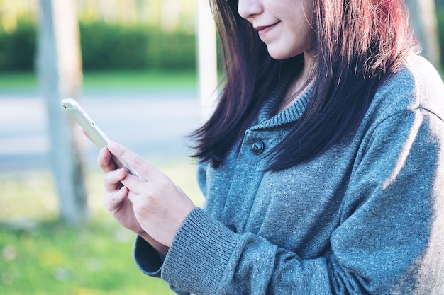 スマートフォンを持つ女性