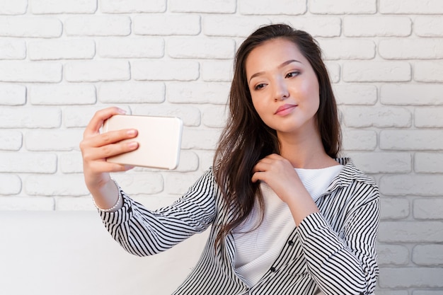 スマートフォンを持つ女性