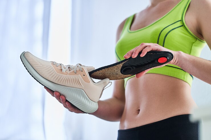 Photo woman with soft orthopedic insoles and sneakers