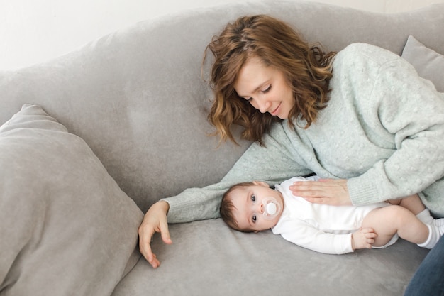 ソファに息子を持つ女性