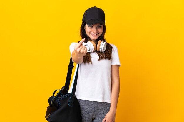 Donna con borsa sportiva in studio