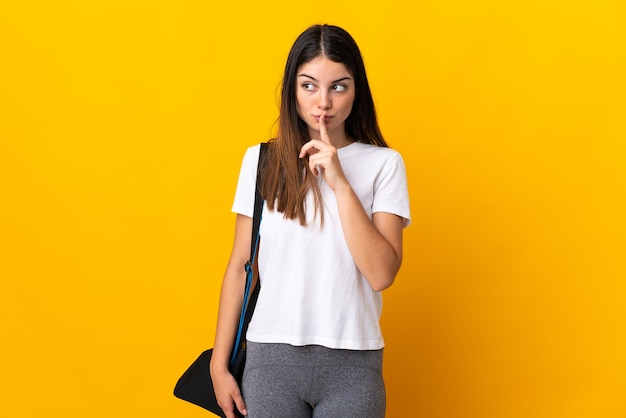 Donna con borsa sportiva in studio