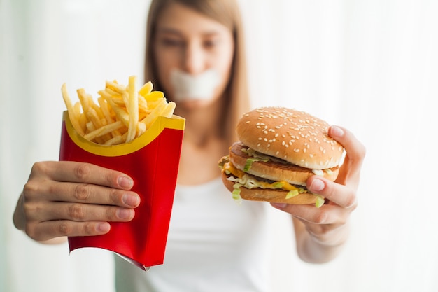 Photo woman with a stuck mouth tries to eat bad food