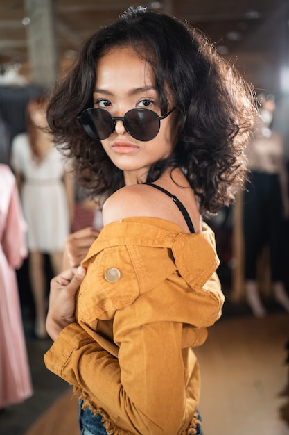 Woman with sunglasses posing