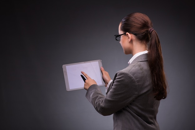 Donna con computer tablet nel business