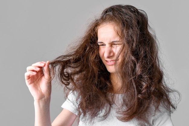 Foto donna con i capelli arruffati