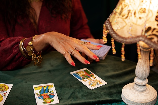 Foto donna con la vista frontale delle carte dei tarocchi