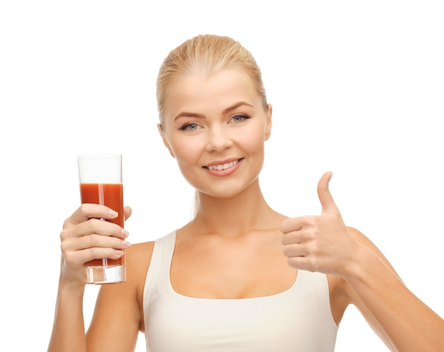 женщина с томатным соком и показывает палец вверх