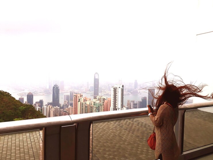 Photo woman with tousled hair against cityscape