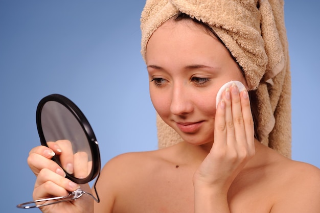 Foto donna con un asciugamano sui capelli dopo spa