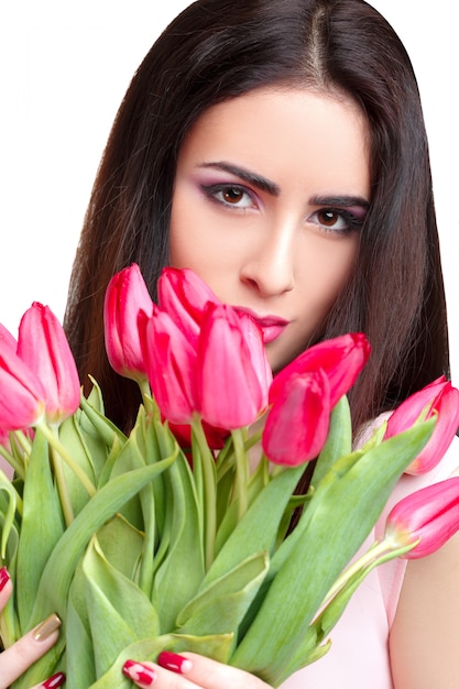 チューリップの花束を持つ女性