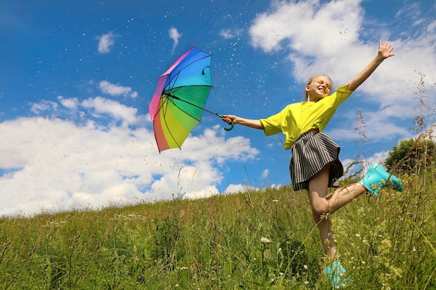 Photo woman with umbrella on field against sky