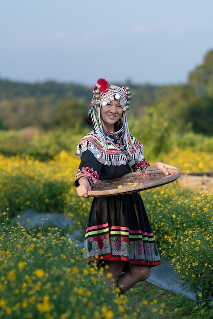 Foto donna con l'ombrello in piedi sul campo