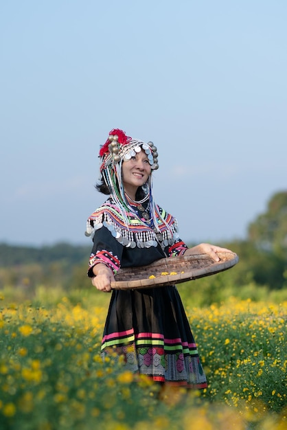 写真 畑に立っている傘をかぶった女性