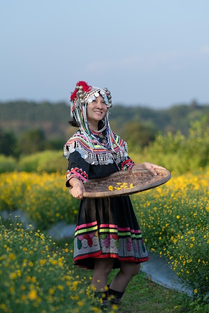 Фото Женщина с зонтиком стоит на поле