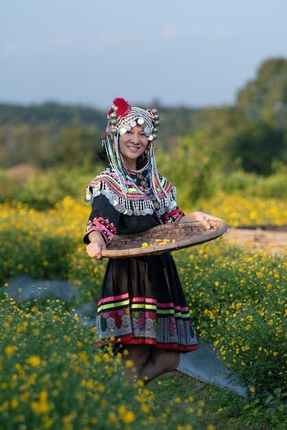 Фото Женщина с зонтиком стоит на поле