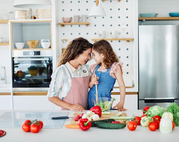 Foto donna con le verdure al bancone del mercato a casa