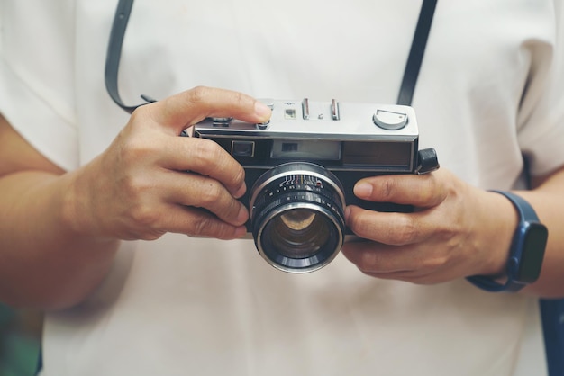 Foto donna con una macchina fotografica d'epoca nel parco