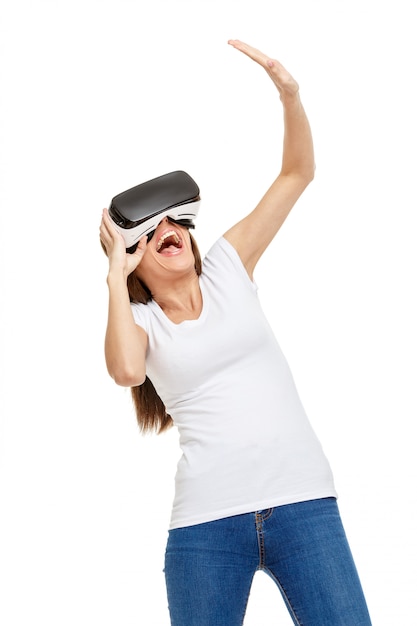Foto donna con occhiali per realtà virtuale