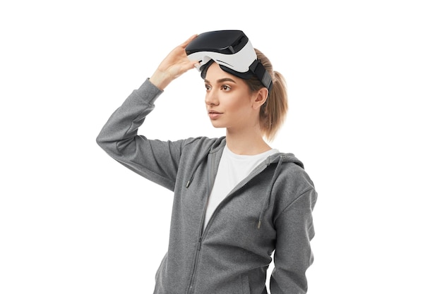 Foto donna con auricolare vr su sfondo bianco