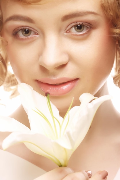 Photo woman with white lily