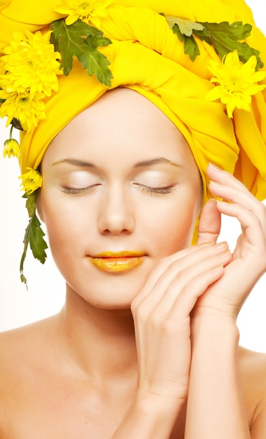 Photo woman with yellow chrysanthemums