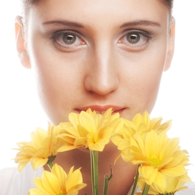 黄色の花を持つ女性