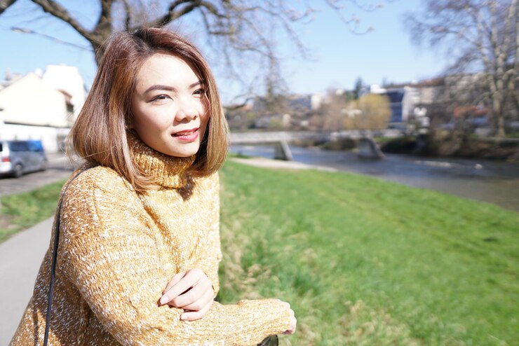 Photo 公園のそばで黄色いネクタイを着た女性