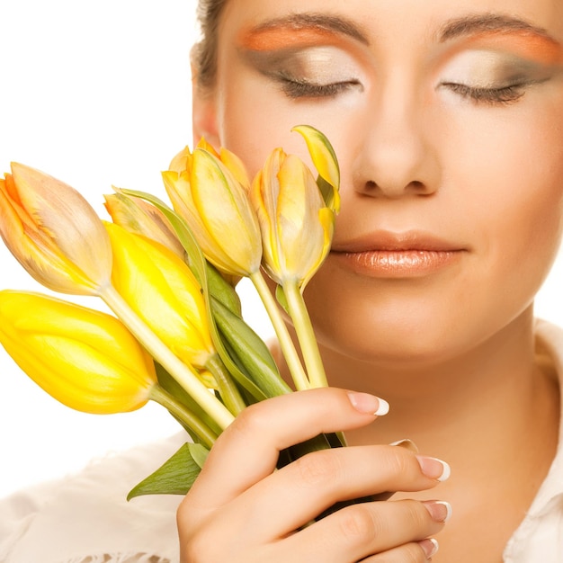 Foto donna con tulipani gialli su bianco