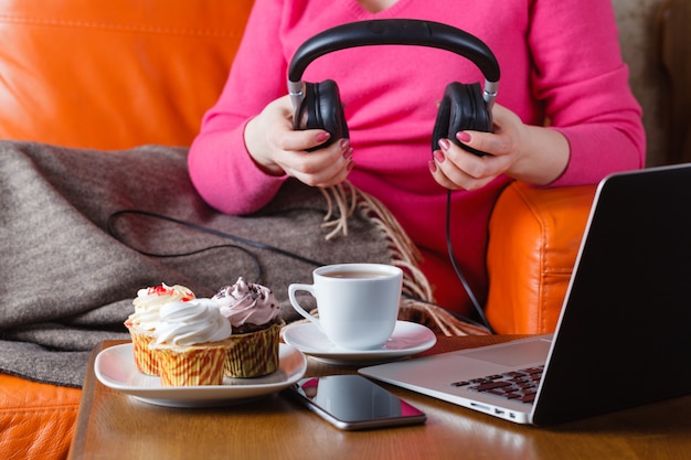 Photo woman work on laptop while lay on sofa