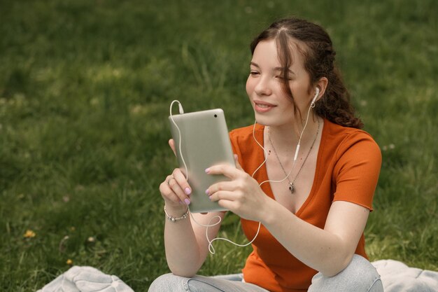 タブレットで働く女性