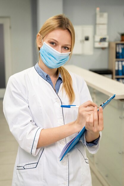 Foto donna che lavora come medico