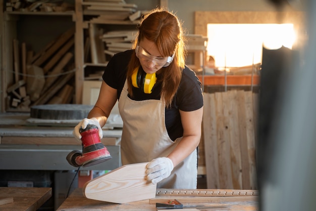 Foto donna che lavora nel tiro medio dell'atelier