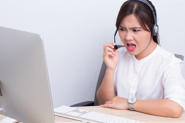 Photo woman working in call center she feel angry