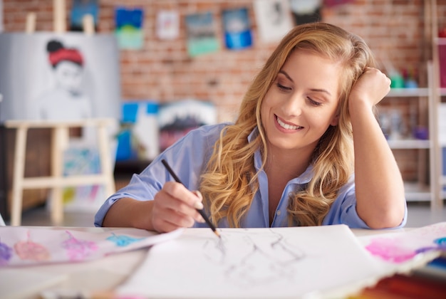 Foto donna che lavora su un disegno di abbigliamento