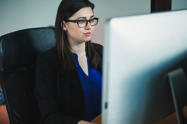 Photo woman working at computer in office