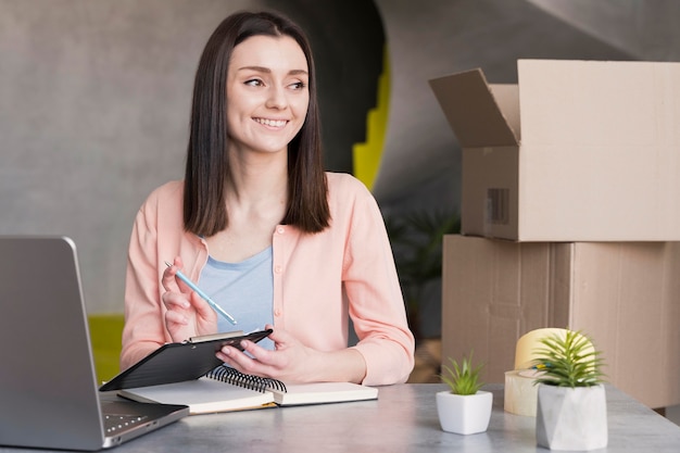 Donna che lavora nella consegna da casa